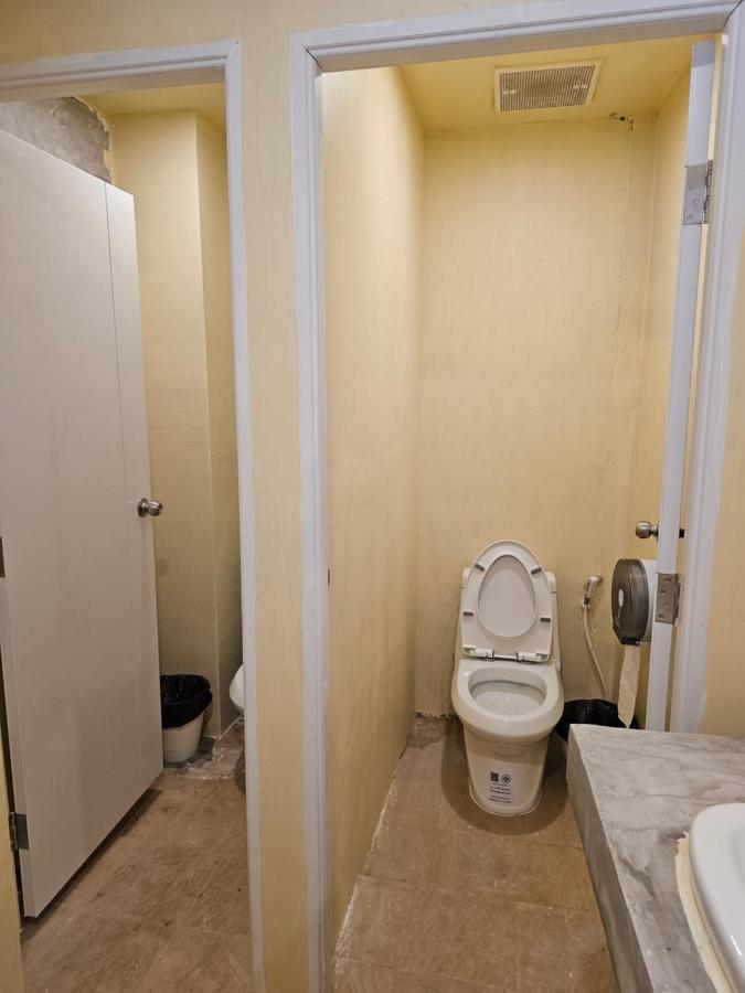 Luca Hostel Бангкок Экстерьер фото