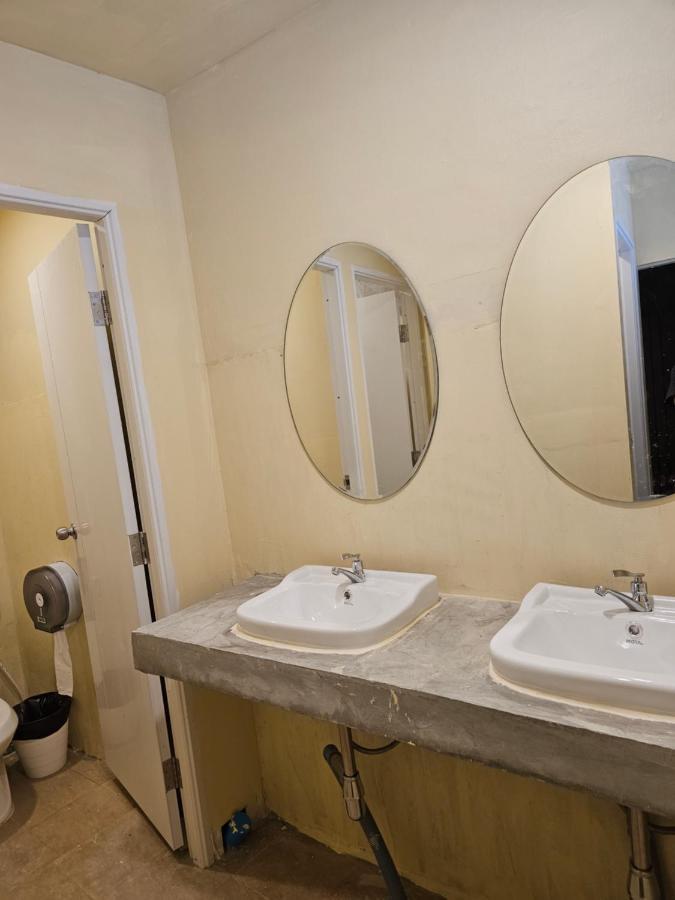 Luca Hostel Бангкок Экстерьер фото